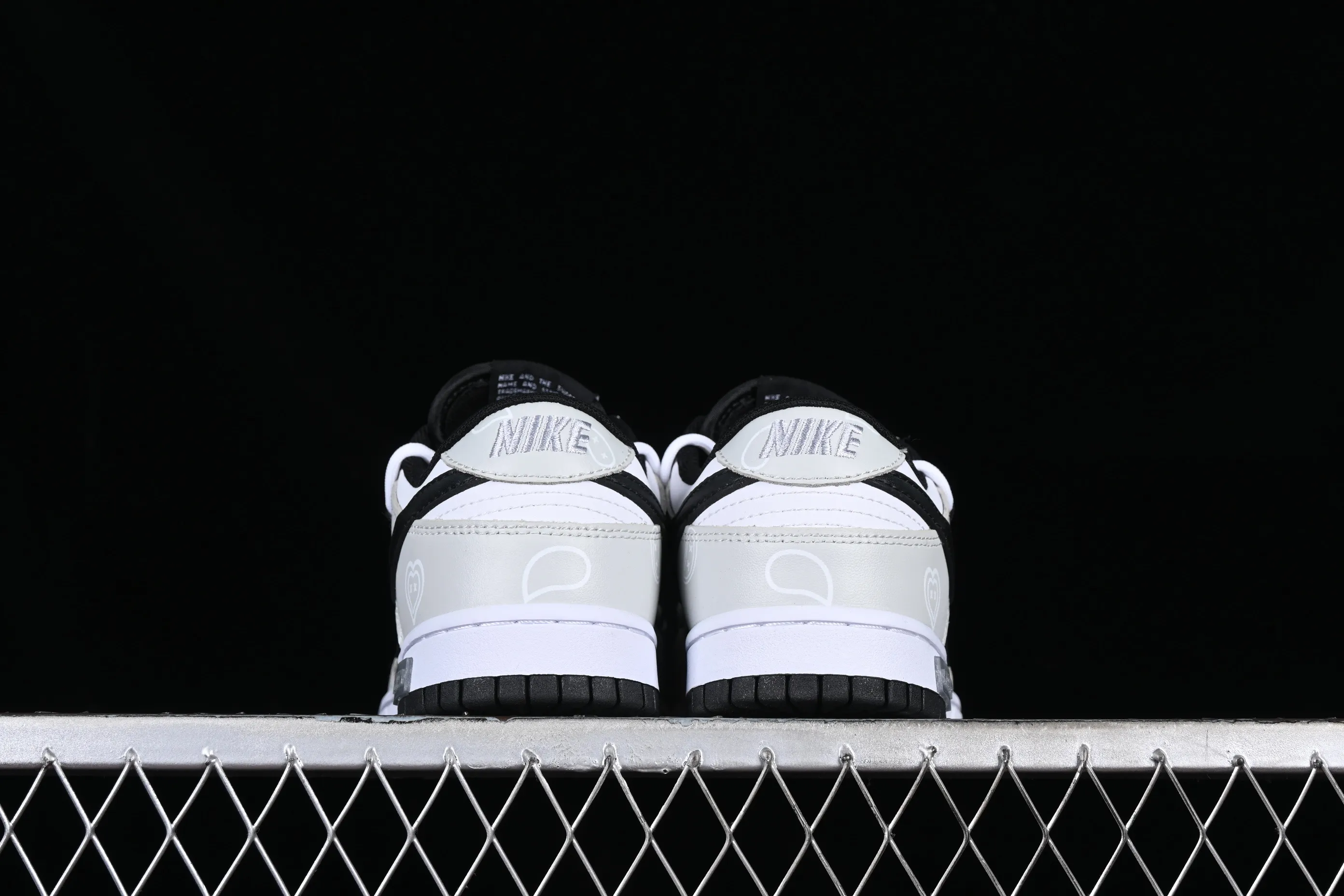 All categories Nk SB Dunk series Nk SB Dunk Low low-top sneakers Nk Dunk Low Panda Prank-Love Cashew Flower SB strap casual sneakers DJ6188-002